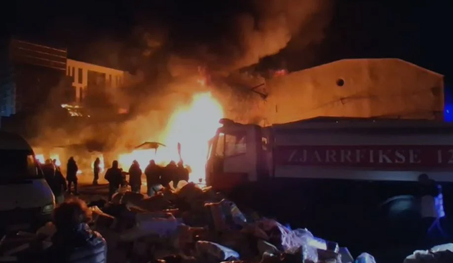 P&euml;rfshihet nga flak&euml;t tregu i rrobave t&euml; p&euml;rdorura tek