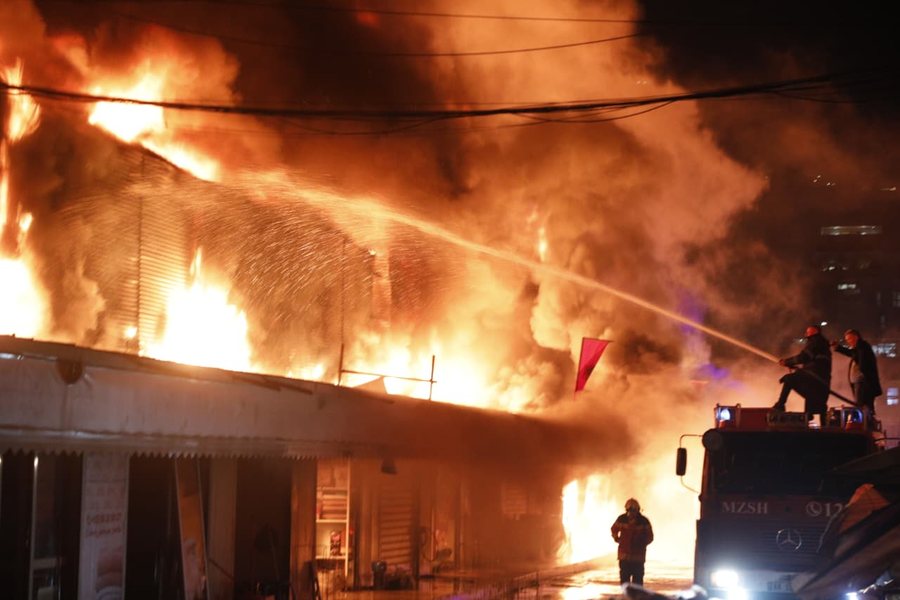 P&euml;rfshihet nga flak&euml;t tregu i rrobave t&euml; p&euml;rdorura tek