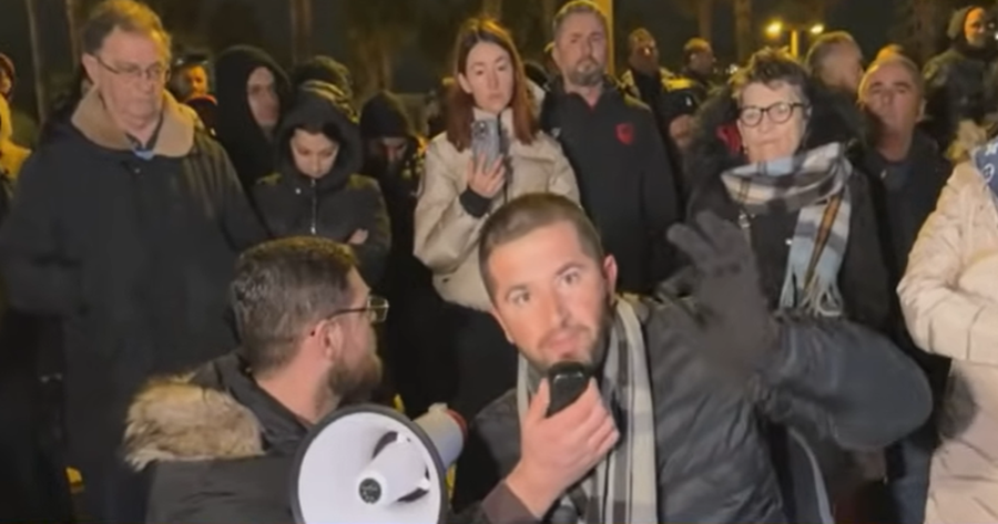 Protesta n&euml; Durr&euml;s, qytetari: Paguajm&euml; taksat por mungojn&euml;