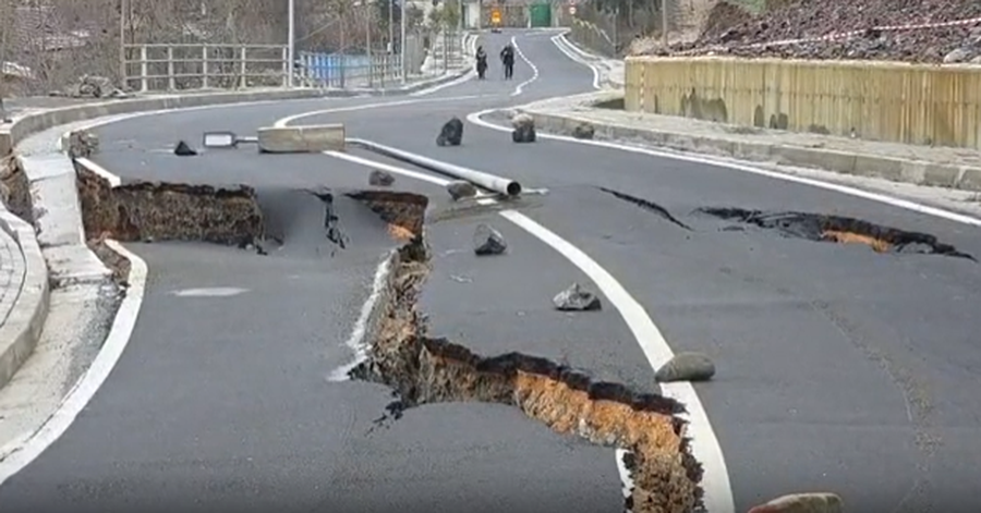 VIDEO/ Unaza e poshtme e Burrelit jashtë funksionit, rruga pëson