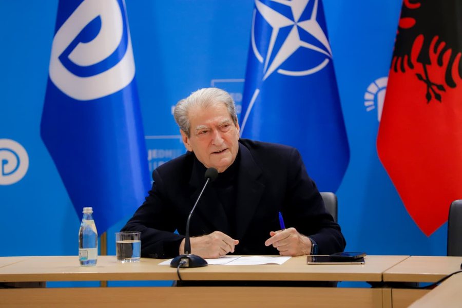 Berisha shp&euml;rthen ndaj AKSHI-t: &ldquo;Tradhti e lart&euml; komb&euml;tare,