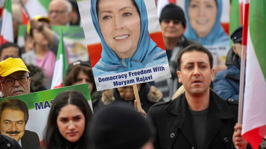 Kush &euml;sht&euml; Maryam Rajavi, e cila shfaqet si nj&euml; "zgjidhje e