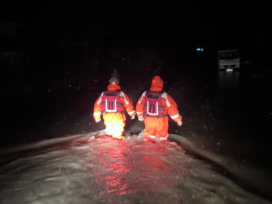 FOTO/ F&euml;mij&euml; dhe t&euml; moshuar n&euml; krah&euml;t e ushtris&euml;,