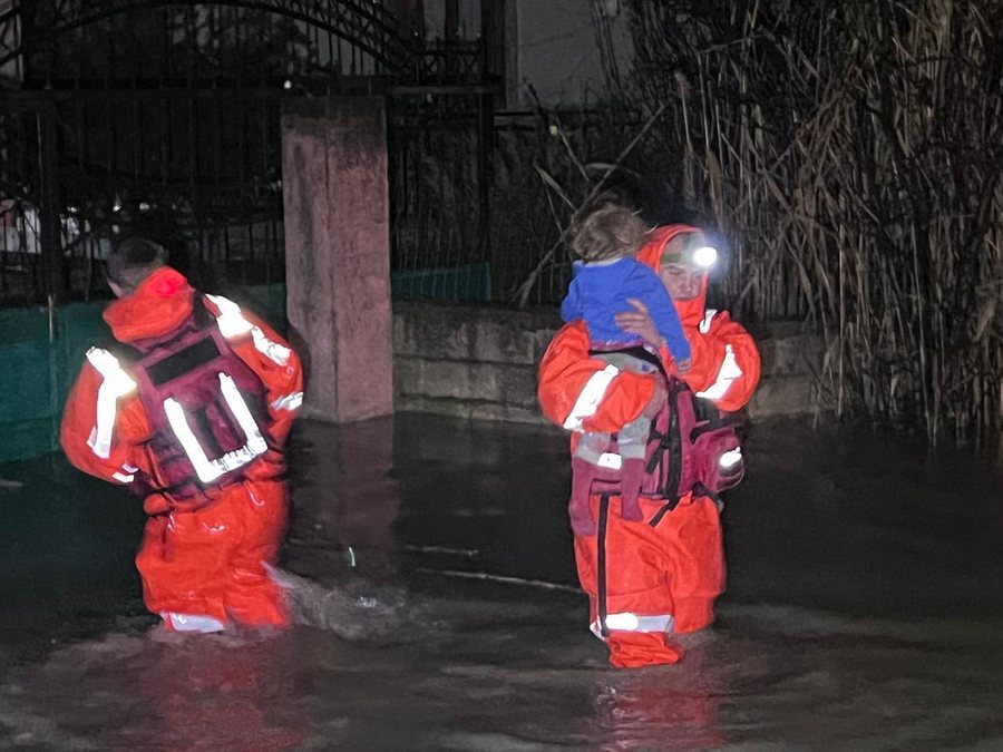 FOTO/ F&euml;mij&euml; dhe t&euml; moshuar n&euml; krah&euml;t e ushtris&euml;,