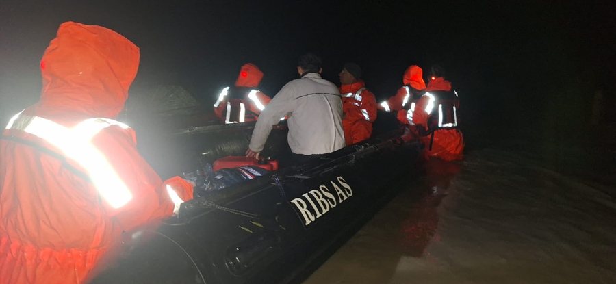 FOTO/ F&euml;mij&euml; dhe t&euml; moshuar n&euml; krah&euml;t e ushtris&euml;,