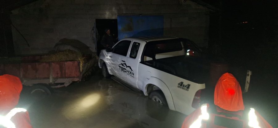 FOTO/ F&euml;mij&euml; dhe t&euml; moshuar n&euml; krah&euml;t e ushtris&euml;,