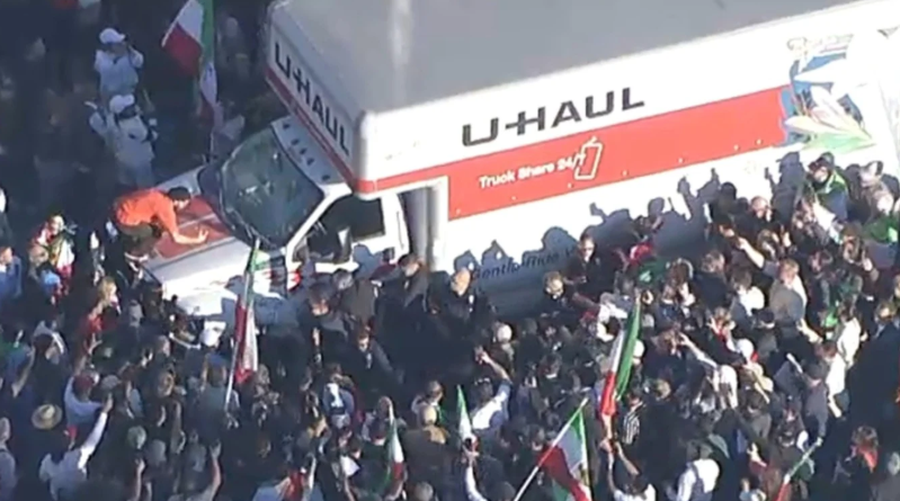 VIDEO/ Kaos gjat&euml; protestave pro popullit iranian n&euml; SHBA, kamioni