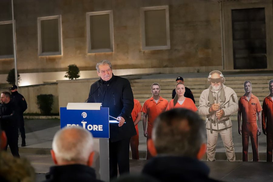 Berisha &ldquo;arreston&rdquo; Ram&euml;n gjat&euml; &ldquo;Foltores&rdquo;,