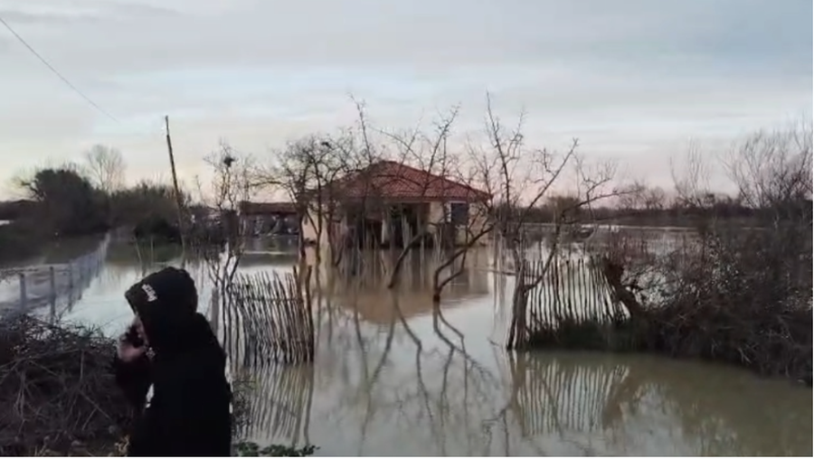 &Ccedil;ahet argjinatura e lumit Seman, toka bujq&euml;sore dhe banesa t&euml;