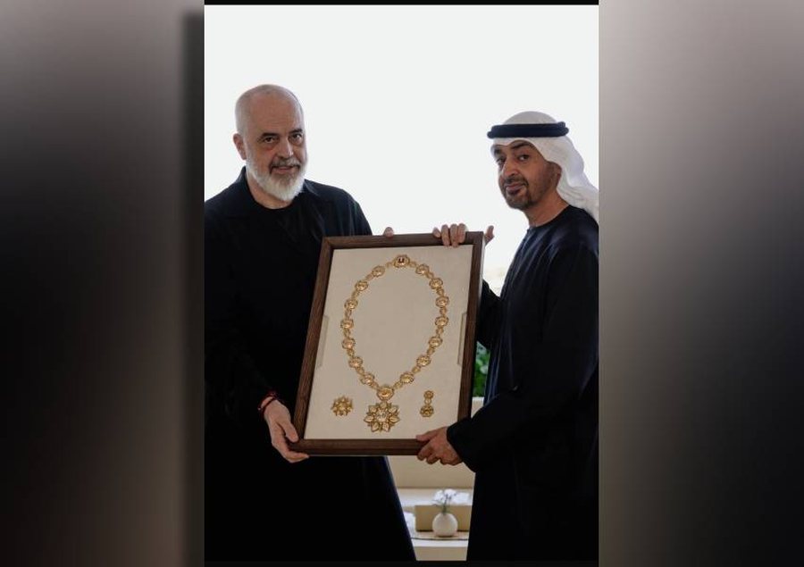 Rama nderohet nga Presidenti i Emirateve t&euml; Bashkuara me medaljen m&euml;