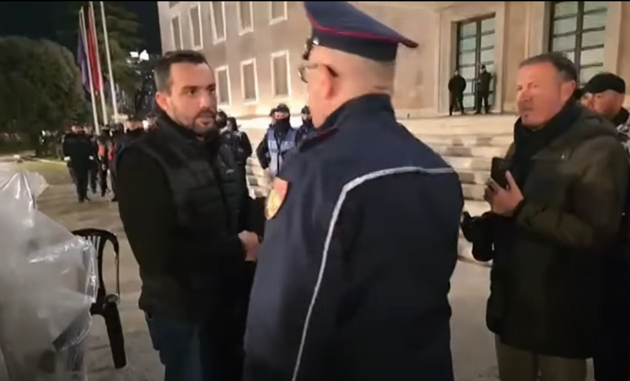 VIDEO/ "Ikni se e mor&euml;t arm&euml;n e krimit, Lapaj p&euml;rplaset me
