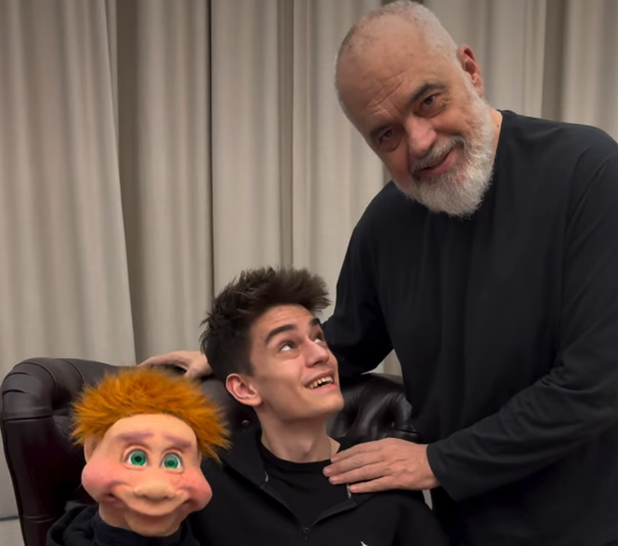 Rama &lsquo;dor&euml;zon&rsquo; karrigen, tregon formul&euml;n: E mori me