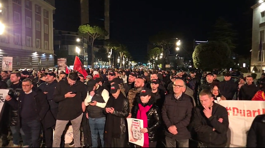 Protesta para Kryeministris&euml;, &ldquo;Shqip&euml;ria B&euml;het&rdquo;