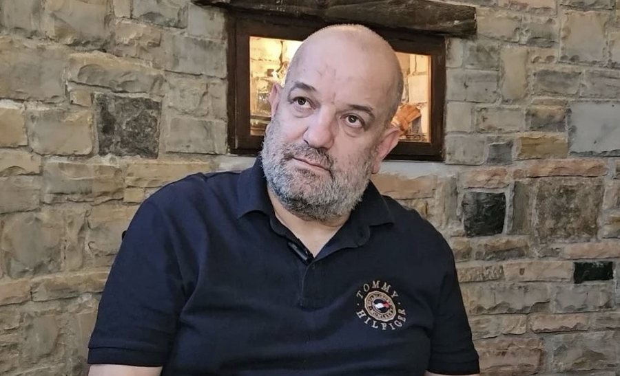 Vrenozi shqet&euml;son ndjek&euml;sit, publikon FOTON e k&euml;mb&euml;s s&euml;