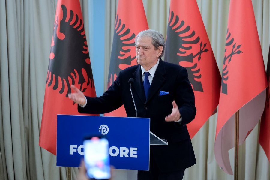 Berisha &ldquo;Foltore&rdquo; n&euml; Kombinat: &Euml;sht&euml; faji i