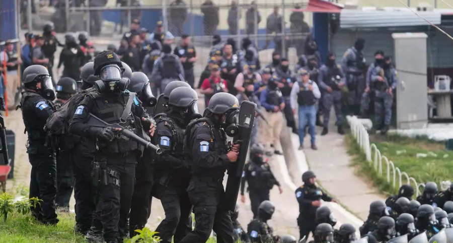 Bandat vrasin polic&euml;t dhe kontrollojn&euml; burgjet, shteti n&euml; kufi me