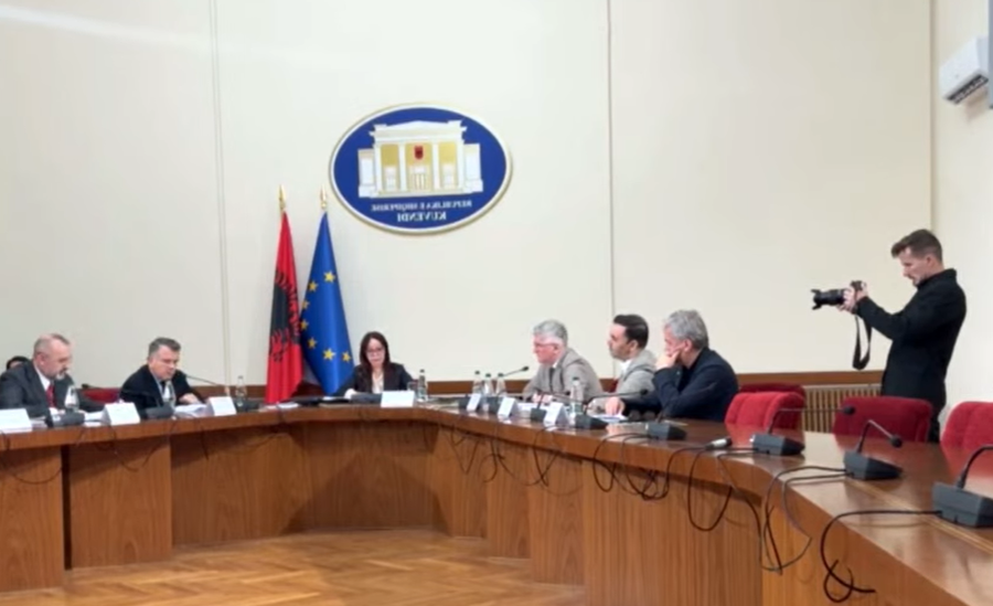 "S'mbaj mend t&euml; ket&euml; patur media n&euml; mbledhjen e