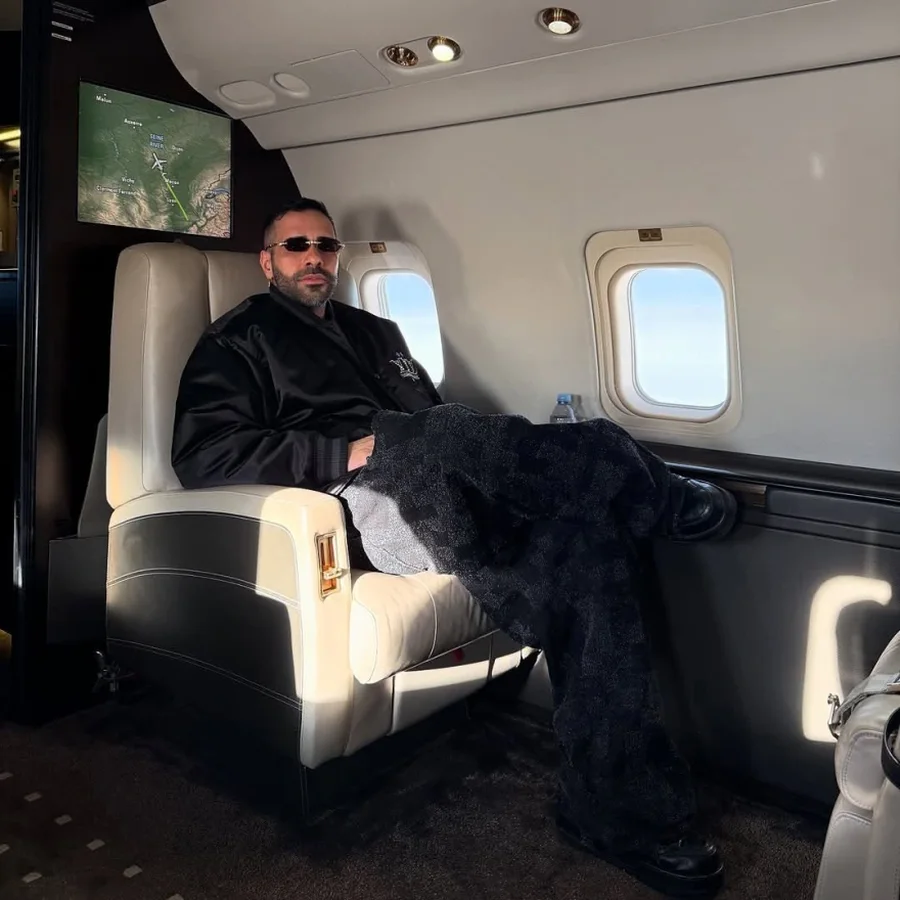 Avion&euml; privat&euml;, &ccedil;anta firmato dhe supermakina: Jeta luksoze e