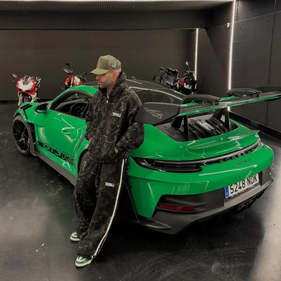 Avion&euml; privat&euml;, &ccedil;anta firmato dhe supermakina: Jeta luksoze e