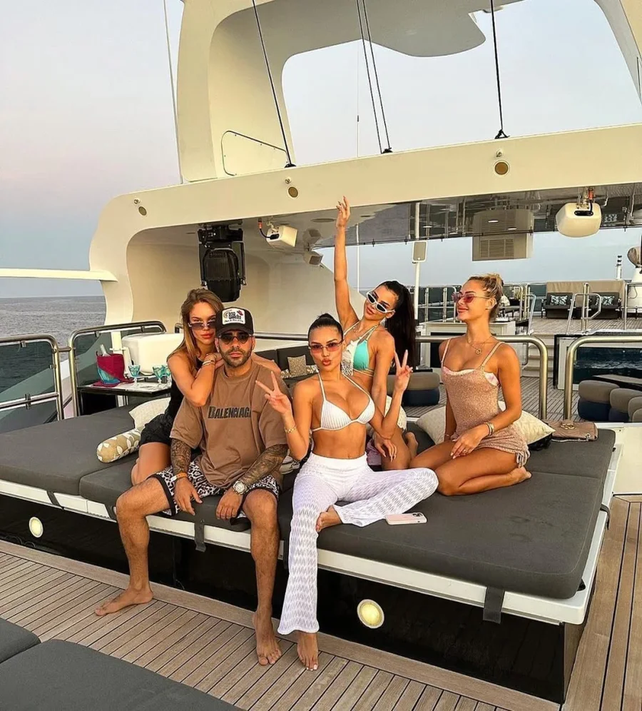 Avion&euml; privat&euml;, &ccedil;anta firmato dhe supermakina: Jeta luksoze e