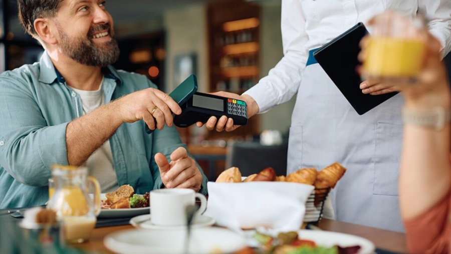 Nga hotelet, qirat&euml;, kafet&euml; e arg&euml;timi, si turist&euml;t ndikuan