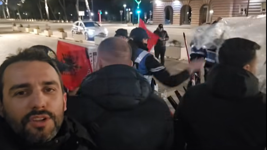 Policia heq plastmasin e &lsquo;Shqip&euml;ria B&euml;het&rsquo;, Lapaj: