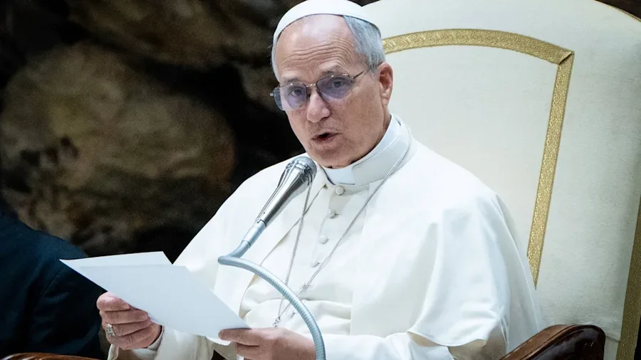 P&euml;rplasjet ideologjike, Papa Leo i refuzon Macronit vizit&euml;n n&euml;