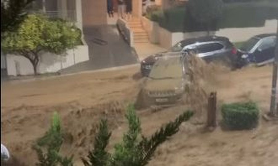 VIDEO/ Rrugët kthehen në lumenj në Greqi, uji merr para makinat