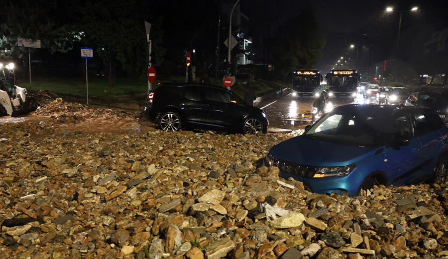 VIDEO/ Stuhi e reshje të dendura në Greqi, dy të vd*kur si
