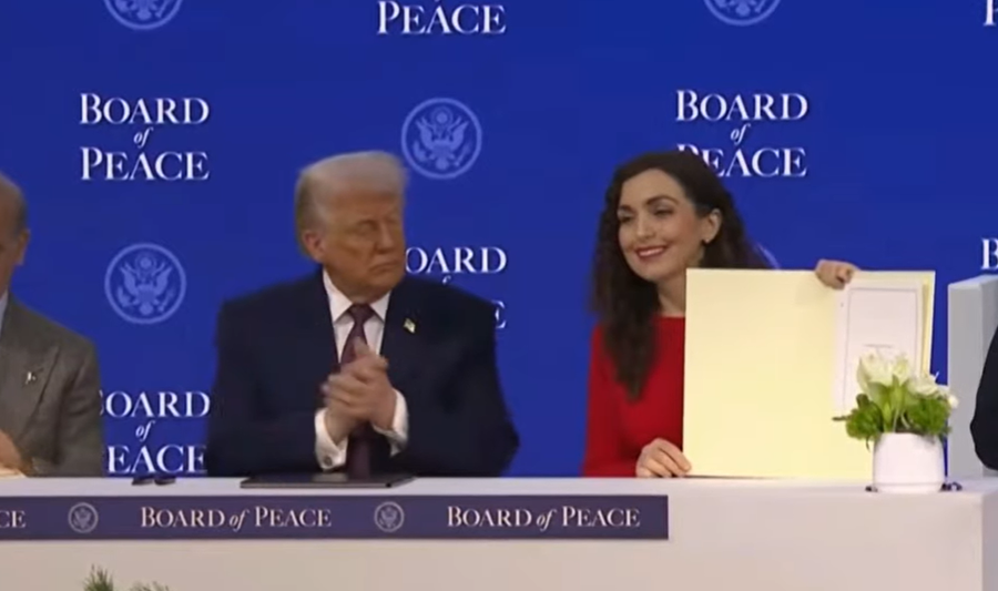 Trump shpall statutin e Bordit t&euml; Paqes, Vjosa Osmani firmos aderimin e