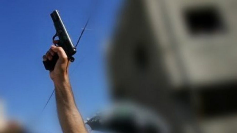 T&euml; sht&euml;na me arm* zjarri n&euml; Kuk&euml;s, policia jep detaje: Dy