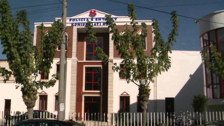 Sherr n&euml; Komisariatin Nr.3 n&euml; Tiran&euml;, dy vajza dhunojn&euml;