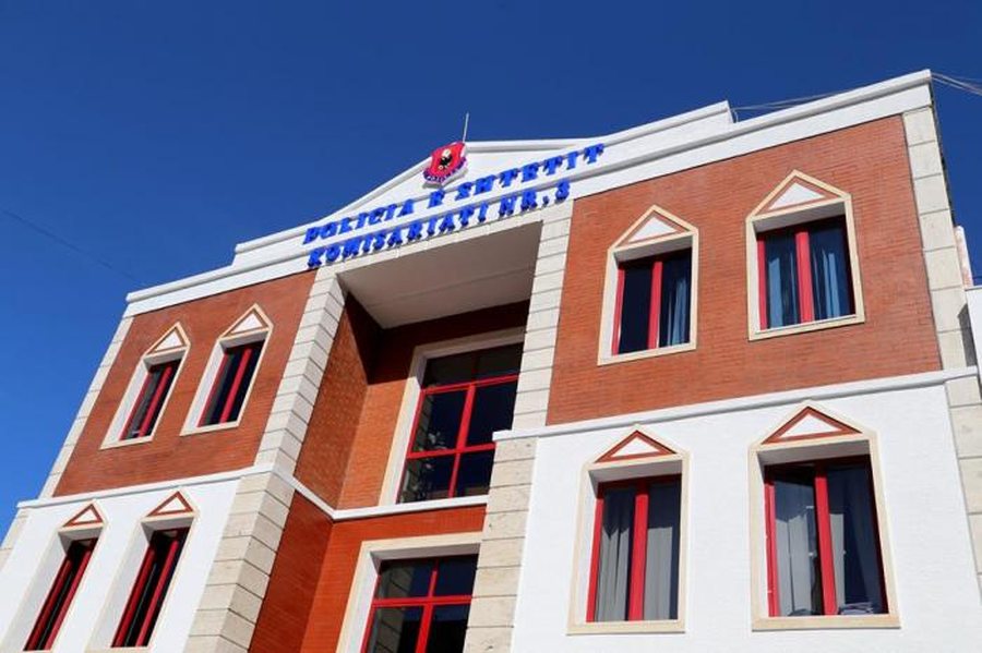 &ldquo;O qorre nuk sheh ti kur kalojm&euml; ne?" Si nisi sherri mes dy