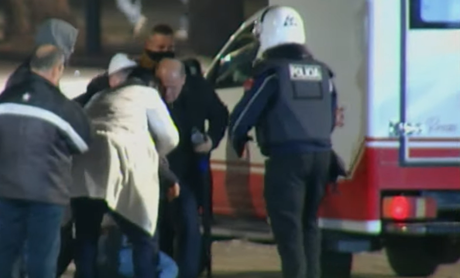 Protestuesi bie pa ndjenja pas gazit lotsjell&euml;s, transportohet me