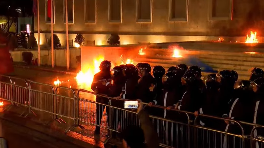 Molotov&euml;t p&euml;rfunduan n&euml; mes t&euml; kordonit t&euml;