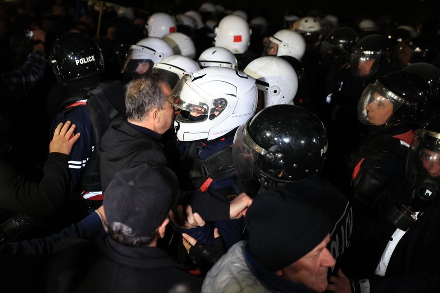 Deputet&euml;t dhe protestuesit p&euml;rplasen me policin&euml; te Kuvendi, 3