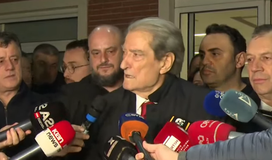 Tre orë protestë, molotovë, gurë e gaz lotsjellës para