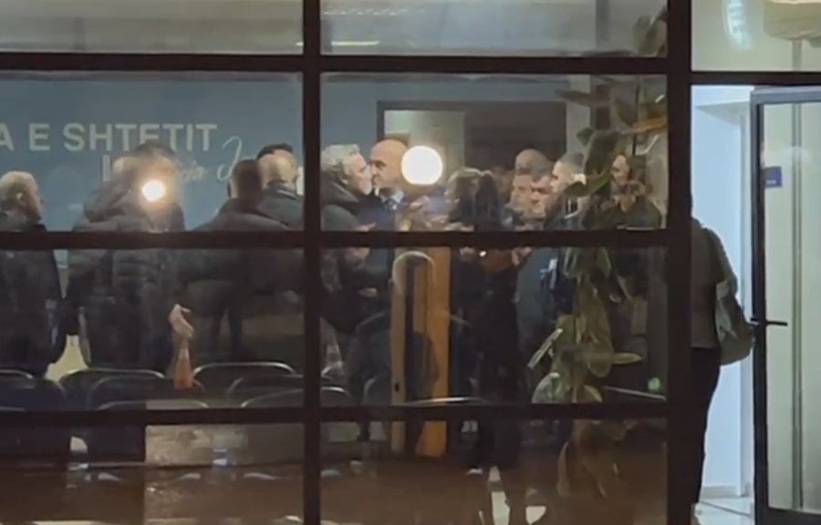 Tensione brenda komisariatit, deputet&euml;t e PD p&euml;rplasen me