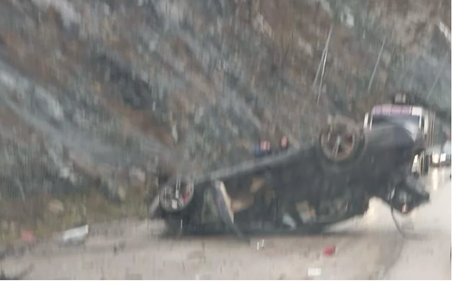 Aksident n&euml; Elbasan, mjeti p&euml;rmbyset n&euml; rrug&euml;, dy persona