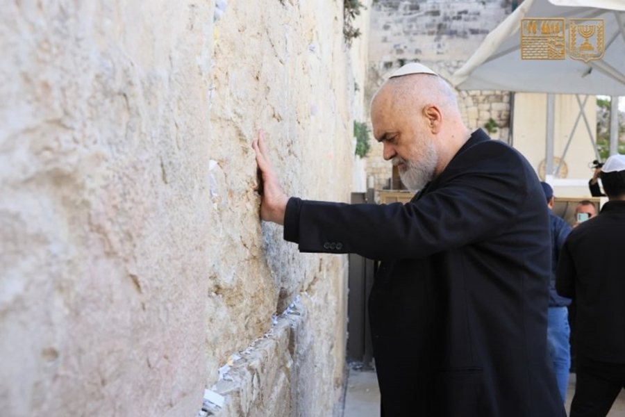 Edi Rama viziton Murin e Lot&euml;ve n&euml; Jerusalem: Uroj q&euml; Zoti,