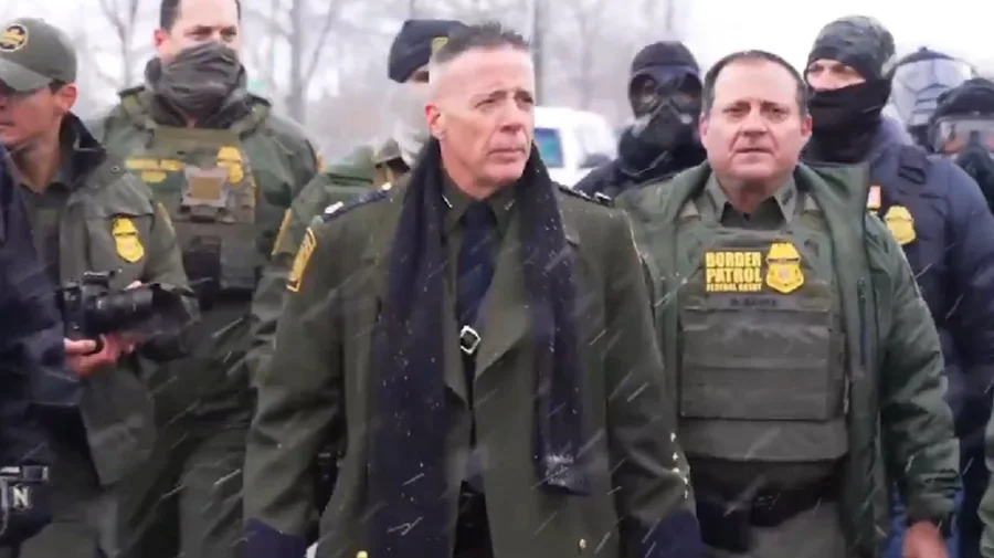 Me pallton q&euml; t&euml; kujton SS! Kush &euml;sht&euml; Greg Bovino, bir i