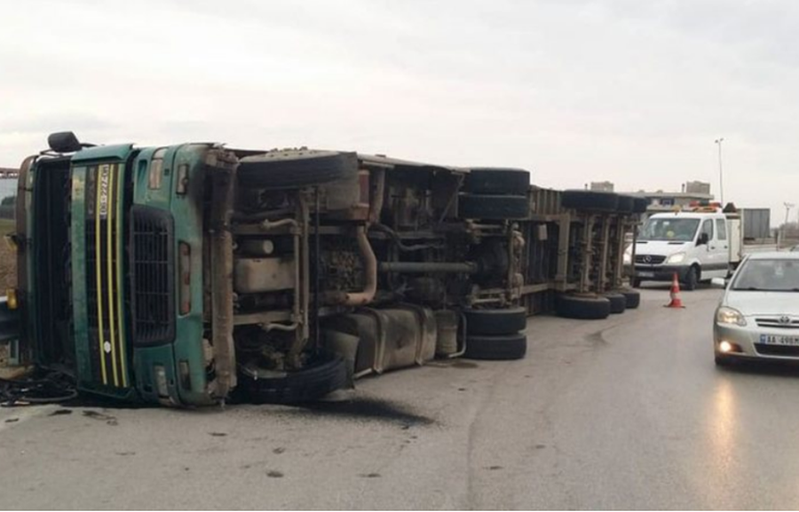 Aksident n&euml; rrug&euml;n Durr&euml;s-Tiran&euml;, p&euml;rmbyset kamioni