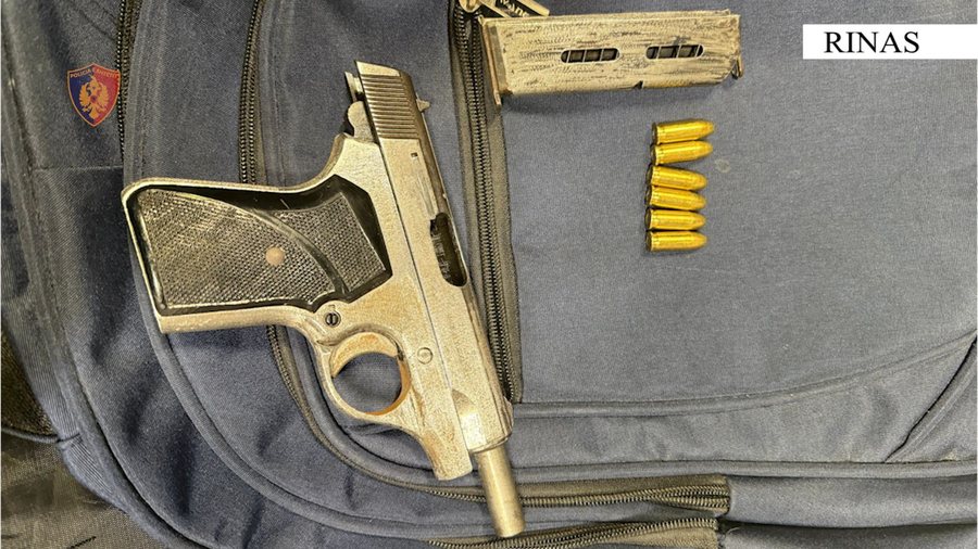 EMRI/ Skaneri zbuloi arm&euml;n brenda valixhes, kapet n&euml; Rinas 30