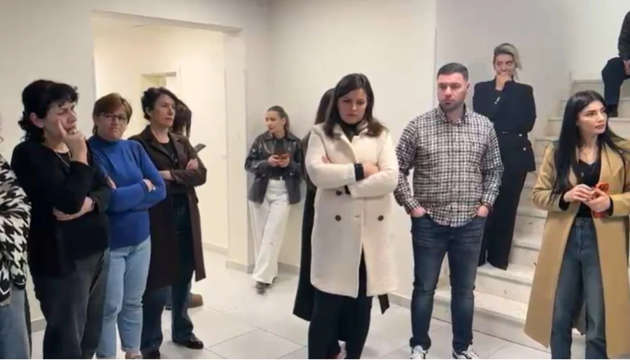 Mb&euml;shteti peticionin e punonj&euml;sve kund&euml;r zhvendosjes n&euml;