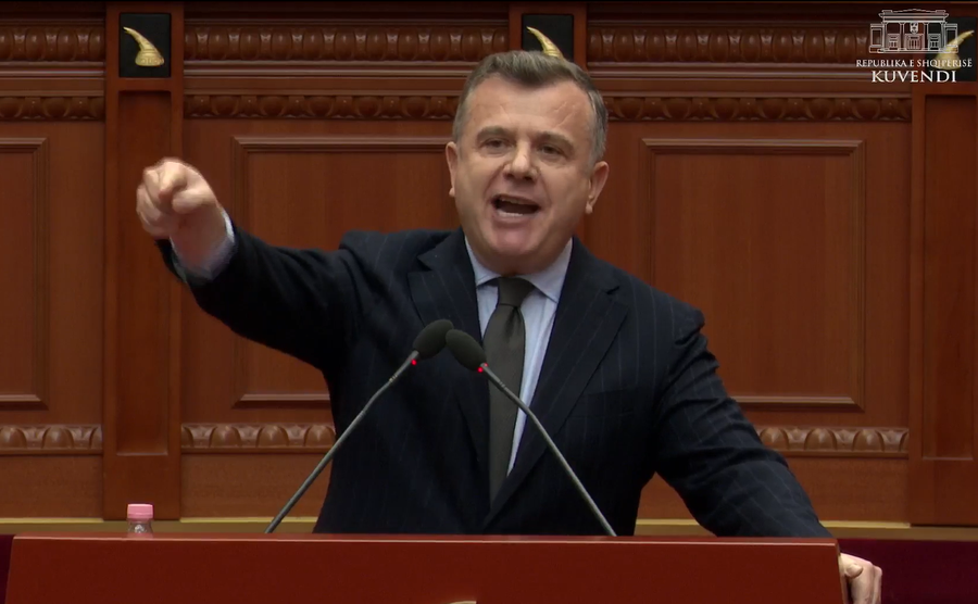 “Lapanjozë fytyrëmbuluar në protestë”,