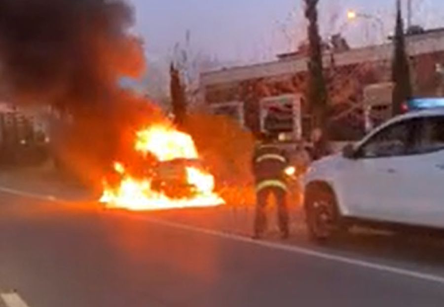 VIDEO/ Makina p&euml;rfshihet nga flak&euml;t n&euml; mes t&euml; rrug&euml;s