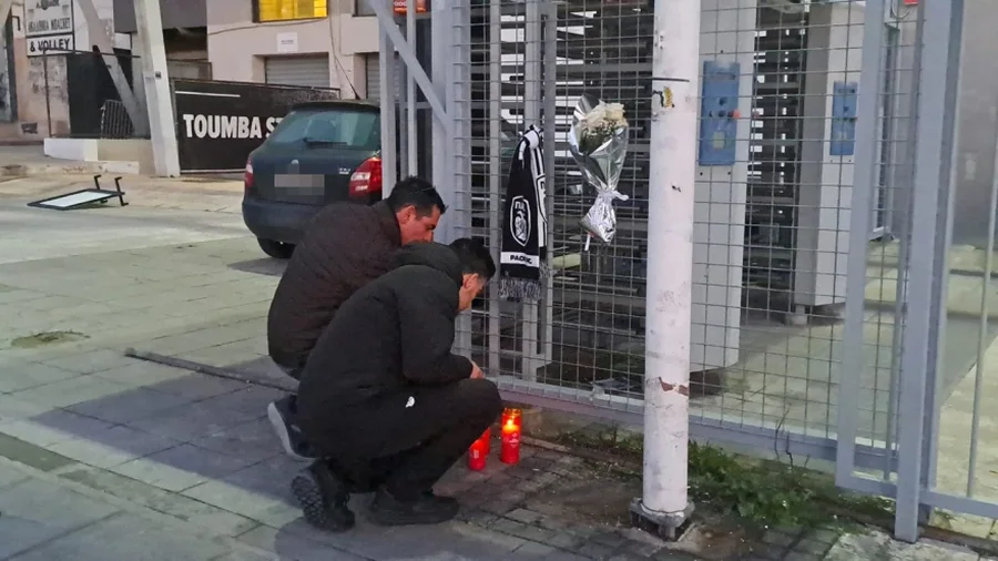 Me lule dhe qirinj në duar, lojtarët e PAOK-ut homazhe për