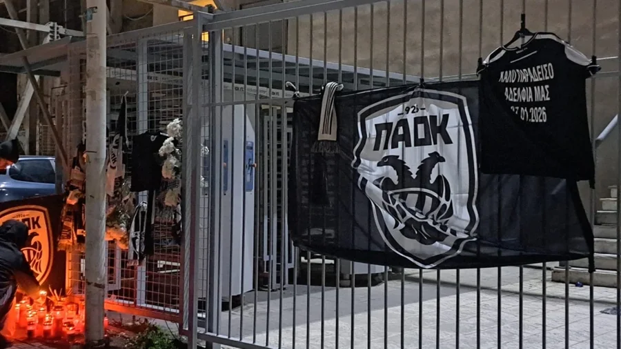 Me lule dhe qirinj në duar, lojtarët e PAOK-ut homazhe për