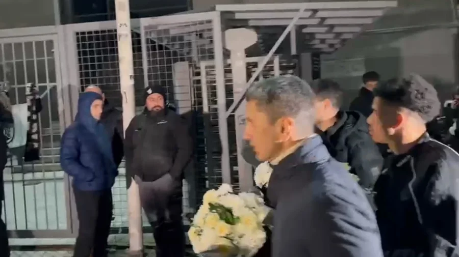 Me lule dhe qirinj në duar, lojtarët e PAOK-ut homazhe për