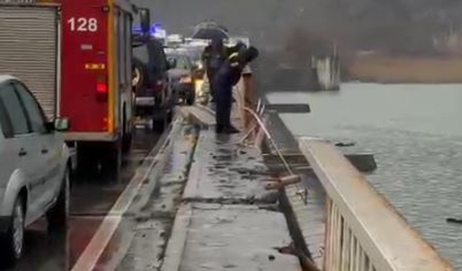 Makina del nga rruga dhe bie nga ura e Spatharit , shp&euml;tojn&euml; p&euml;r